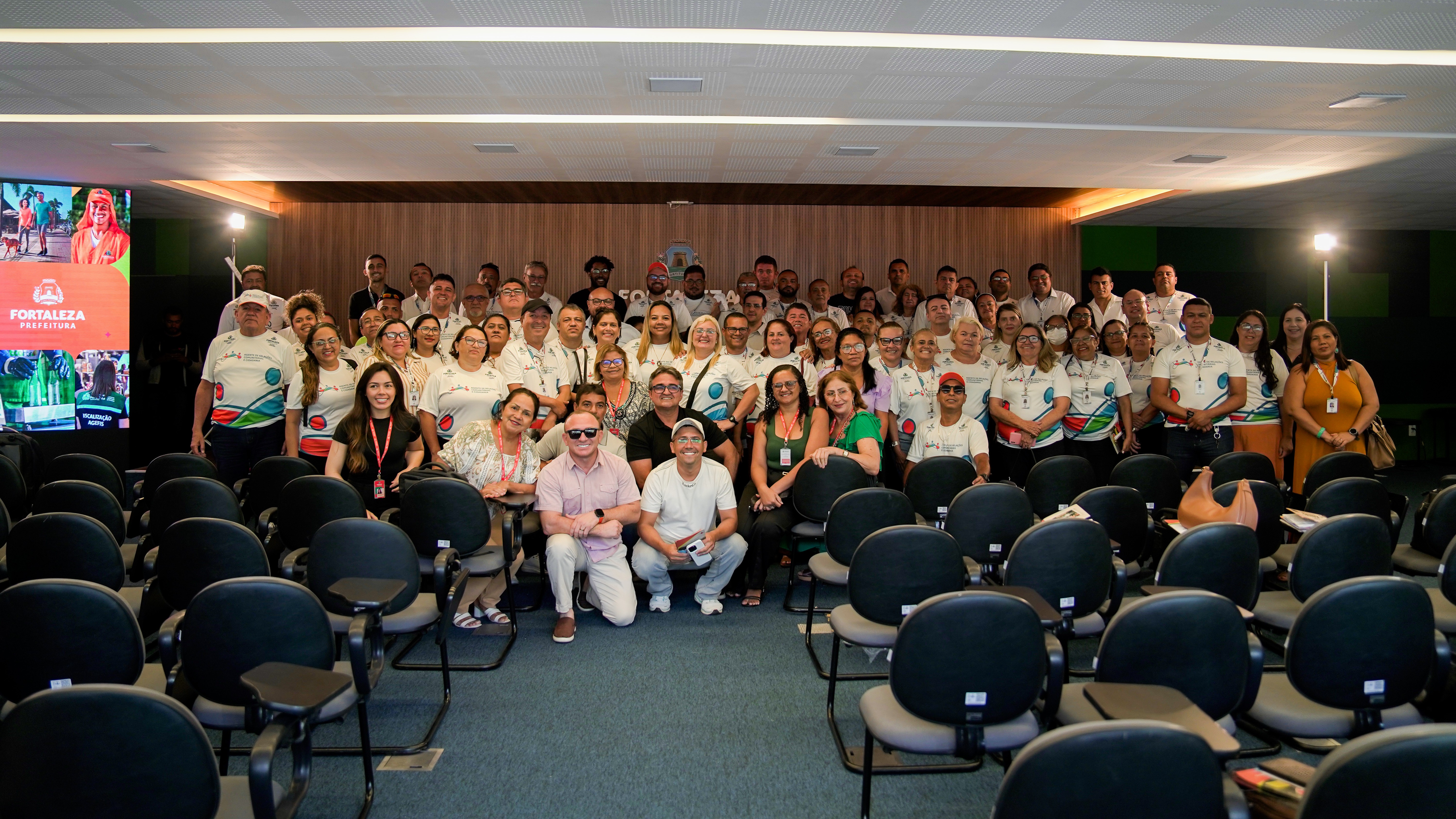 grupo de pessoas posa para a foto